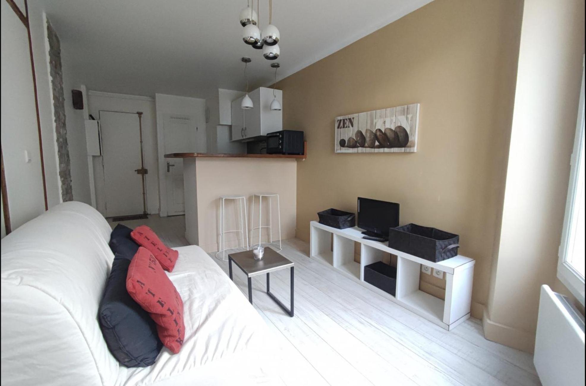 Studio Near Montmartre And Place De Clichy, Bright Sunny 4th Floor Parigi