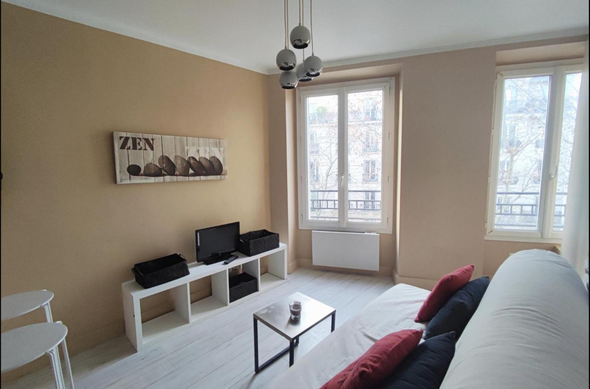 Studio Near Montmartre And Place De Clichy, Bright Sunny 4th Floor * Parigi